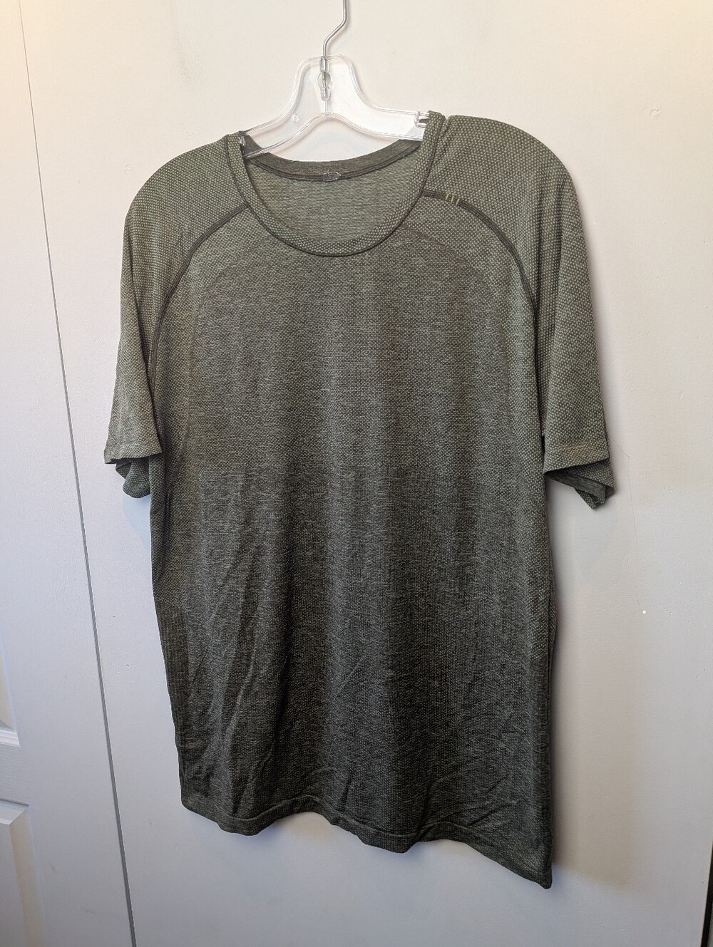 LULULEMON Men Vent Tech Tee Shirt Green Color Size XL Stretch Activewear Outdoor